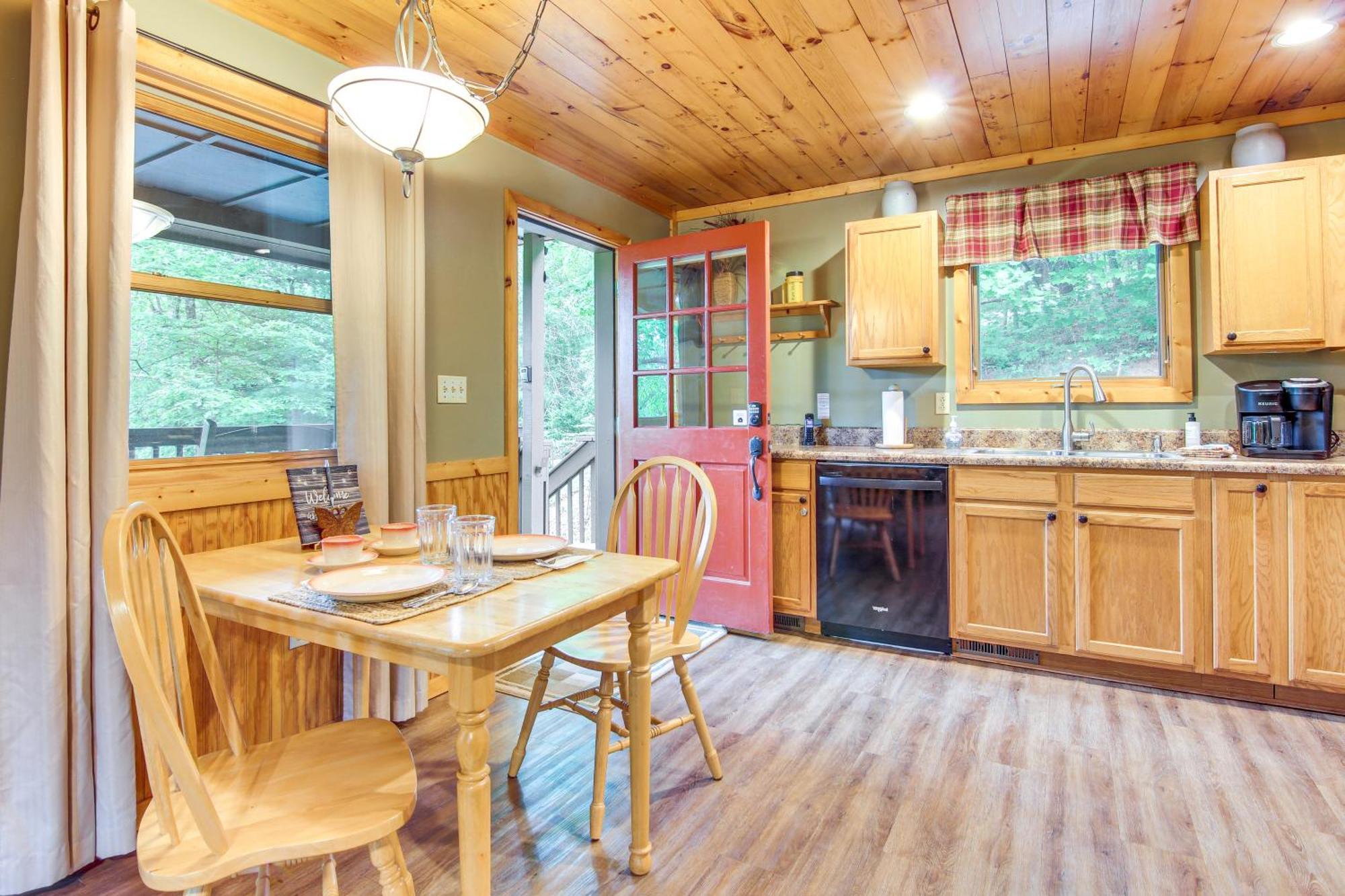 Charming Fox Den Cabin In Whittier With Hot Tub! Bagian luar foto